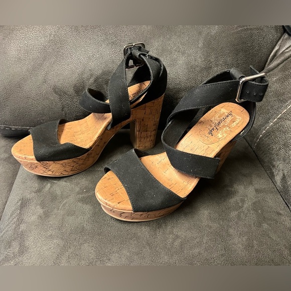 American Eagle Platform Cork High Heels Sandal with black straps - Picture 2 of 8